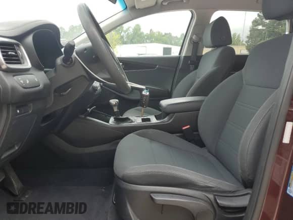 2020 Kia Sorento LX with VIN 5XYPGDA34LG669493, listed as a Copart auction lot 67367275 with 61,708 mi miles and Salvage title. Bid and sale history available at DreamBid. Image 7.