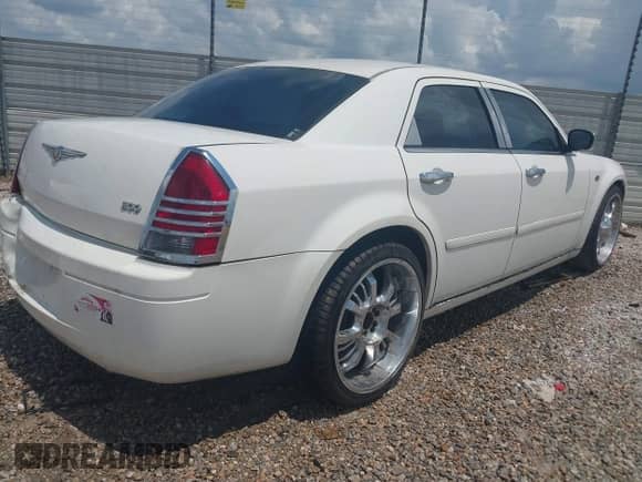 2006 Chrysler 300 with VIN 2C3KA43RX6H313203, listed as a IAAI auction lot 42435461 with 183,954 mi miles and . Bid and sale history available at DreamBid. Image 4.