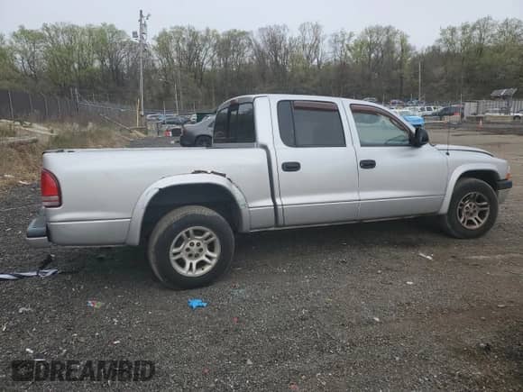 2002 Dodge Dakota Sport z VIN 1B7HL38X62S562179, wystawiony jako Copart lot #52493495 z przebiegiem Nie podano mil oraz Szkoda całkowita • Salvage title. Historia ofert i sprzedaży dostępna na DreamBid. Obrazek 3.