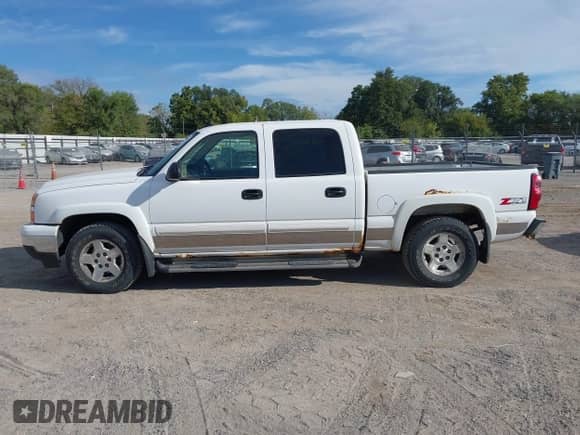 2006 Chevrolet Silverado 1500 LT3 z VIN 2GCEK13TX61175610, wystawiony jako IAAI lot #43384098 z przebiegiem 163 308 mil mil oraz . Historia ofert i sprzedaży dostępna na DreamBid. Obrazek 15.