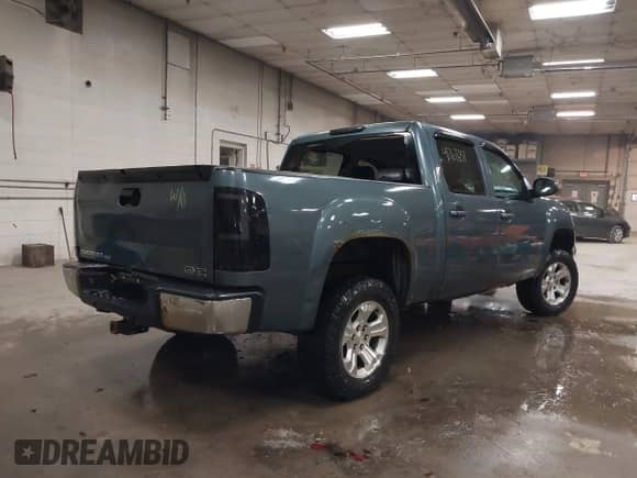 2007 GMC Sierra 1500 SLE1 z VIN 2GTEK13M371722551, wystawiony jako IAAI lot #41767637 z przebiegiem 247 648 mil mil oraz . Historia ofert i sprzedaży dostępna na DreamBid. Obrazek 4.