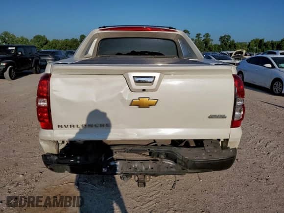 2013 Chevrolet Avalanche LTZ z VIN 3GNMCGE05DG336438, wystawiony jako Copart lot #67603635 z przebiegiem 166 913 mil mil oraz Szkoda całkowita • Salvage title. Historia ofert i sprzedaży dostępna na DreamBid. Obrazek 6.