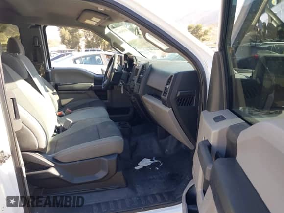 2019 Ford F-150 XL z VIN 1FTEX1C41KKE83608, wystawiony jako IAAI lot #43354361 z przebiegiem 126 831 mil mil oraz . Historia ofert i sprzedaży dostępna na DreamBid. Obrazek 5.