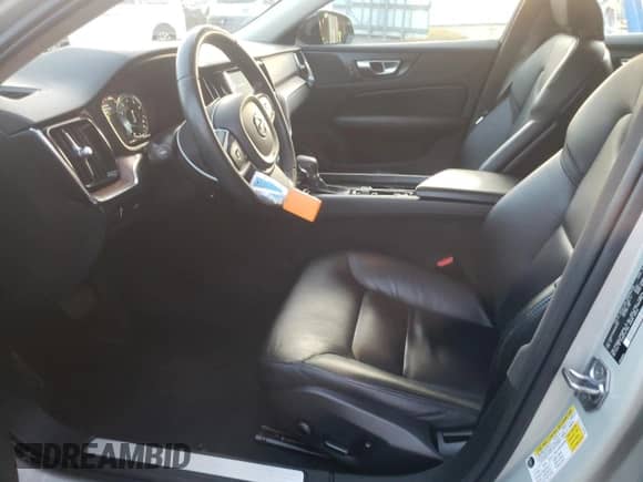 2021 Volvo S60 Momentum z VIN 7JR102TZ6MG109135, wystawiony jako Copart lot #82044364 z przebiegiem 83 608 mil mil oraz Czysty tytuł • Clean title. Historia ofert i sprzedaży dostępna na DreamBid. Obrazek 7.