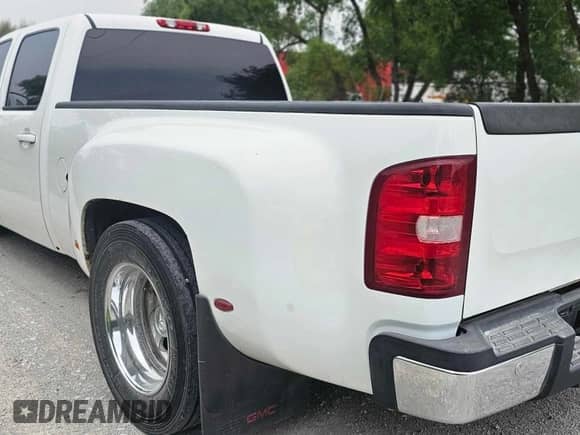 2009 GMC Sierra 1500 z VIN 1GTJC73609F150902, wystawiony jako Copart lot #67979045 z przebiegiem 60 567 mil mil oraz Szkoda całkowita • Salvage title. Historia ofert i sprzedaży dostępna na DreamBid. Obrazek 3.