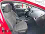 2019 Chevrolet Cruze z VIN 1G1BJ5SM5K7106904, wystawiony jako IAAI lot #42227518 z przebiegiem 91 946 mil mil oraz . Historia ofert i sprzedaży dostępna na DreamBid. Obrazek 5.