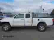 2019 Toyota Tacoma SR z VIN 5TFRX5GN8KX144469, wystawiony jako IAAI lot #42979849 z przebiegiem 68 687 mil mil oraz . Historia ofert i sprzedaży dostępna na DreamBid. Obrazek 14.
