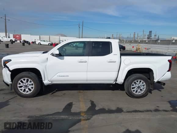 2024 Toyota Tacoma SR5 z VIN 3TMKB5FN5RM022914, wystawiony jako IAAI lot #41398168 z przebiegiem 2 535 mil mil oraz . Historia ofert i sprzedaży dostępna na DreamBid. Obrazek 13.