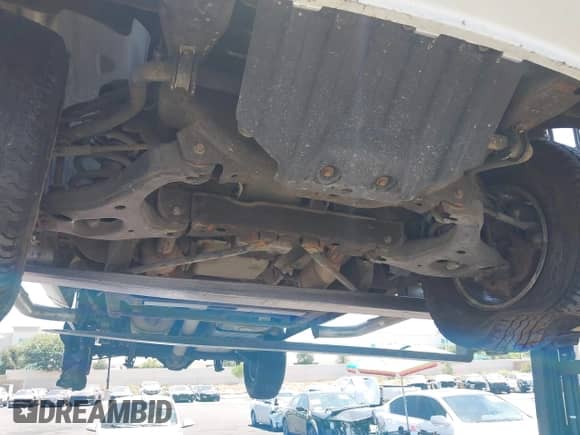 2005 GMC Sierra 1500 Work Truck z VIN 1GTEC14VX5Z164609, wystawiony jako IAAI lot #42687800 z przebiegiem 115 621 mil mil oraz . Historia ofert i sprzedaży dostępna na DreamBid. Obrazek 17.