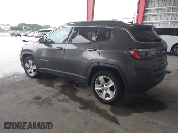 2022 Jeep Compass Latitude z VIN 3C4NJCBB6NT156492, wystawiony jako IAAI lot #43186692 z przebiegiem 50 442 mil mil oraz . Historia ofert i sprzedaży dostępna na DreamBid. Obrazek 3.