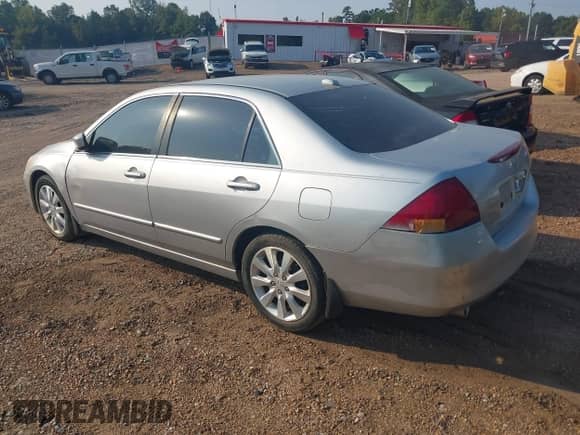 2006 Honda Accord EX-L z VIN 1HGCM66586A062841, wystawiony jako IAAI lot #43025053 z przebiegiem 288 272 mil mil oraz . Historia ofert i sprzedaży dostępna na DreamBid. Obrazek 3.