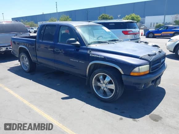 2002 Dodge Dakota Sport z VIN 1B7HL38X12S700825, wystawiony jako IAAI lot #42881583 z przebiegiem 199 484 mil mil oraz . Historia ofert i sprzedaży dostępna na DreamBid. Obrazek 1.