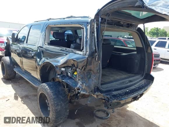 2010 Chevrolet Suburban LT z VIN 1GNUCJE08AR133987, wystawiony jako IAAI lot #42413997 z przebiegiem 268 401 mil mil oraz . Historia ofert i sprzedaży dostępna na DreamBid. Obrazek 3.