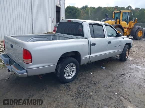 2001 Dodge Dakota Sport with VIN 1B7HL2AX71S339443, listed as a IAAI auction lot 43284744 with 287,859 mi miles and . Bid and sale history available at DreamBid. Image 4.