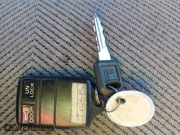 1996 GMC Sierra 1500 z VIN 2GTEC19M9T1527701, wystawiony jako IAAI lot #43289683 z przebiegiem 297 195 mil mil oraz . Historia ofert i sprzedaży dostępna na DreamBid. Obrazek 11.