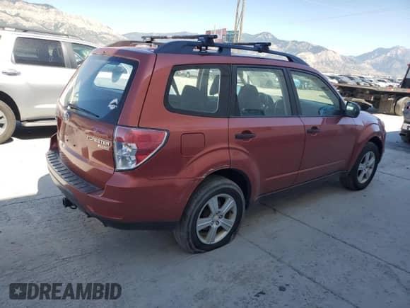 2011 Subaru Forester X z VIN JF2SHABC3BG703456, wystawiony jako Copart lot #66905575 z przebiegiem 153 129 mil mil oraz Czysty tytuł • Clean title. Historia ofert i sprzedaży dostępna na DreamBid. Obrazek 3.