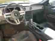 2005 Ford Mustang Deluxe z VIN 1ZVHT80N455200990, wystawiony jako Copart lot #86851105 z przebiegiem 240 478 mil mil oraz Szkoda całkowita • Salvage title. Historia ofert i sprzedaży dostępna na DreamBid. Obrazek 8.