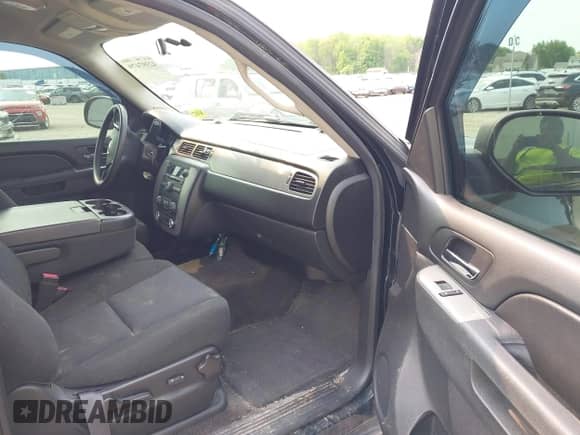 2014 Chevrolet Tahoe Commercial z VIN 1GNLC2E03ER212670, wystawiony jako IAAI lot #42397479 z przebiegiem 106 756 mil mil oraz . Historia ofert i sprzedaży dostępna na DreamBid. Obrazek 5.