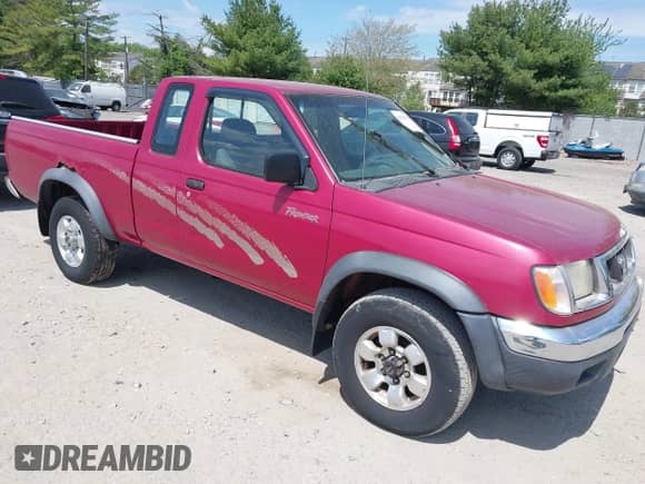 1998 Nissan Frontier XE z VIN 1N6DD26Y7WC378867, wystawiony jako IAAI lot #42187874 z przebiegiem Nie podano mil oraz . Historia ofert i sprzedaży dostępna na DreamBid. Obrazek 1.