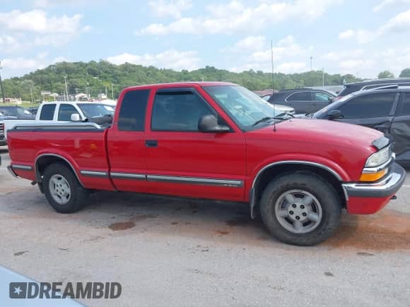 1998 Chevrolet S-10 LS with VIN 1GCDT19X9W8121358, listed as a IAAI auction lot 42384796 with 152,795 mi miles and . Bid and sale history available at DreamBid. Image 13.