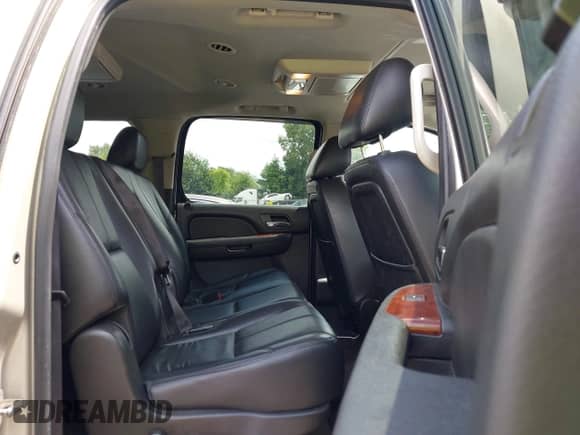 2013 Chevrolet Suburban LT z VIN 1GNSKJE79DR267600, wystawiony jako IAAI lot #42890914 z przebiegiem 169 407 mil mil oraz . Historia ofert i sprzedaży dostępna na DreamBid. Obrazek 8.