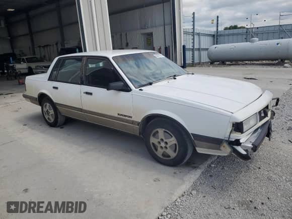 1988 Chevrolet Celebrity с VIN 1G1AW51W2J6260846, выставлен на аукционе Copart как лот 64575285 с пробегом 105 014 миль миль и Списание • Salvage title. История ставок и продаж доступна на DreamBid. Изображение 4.