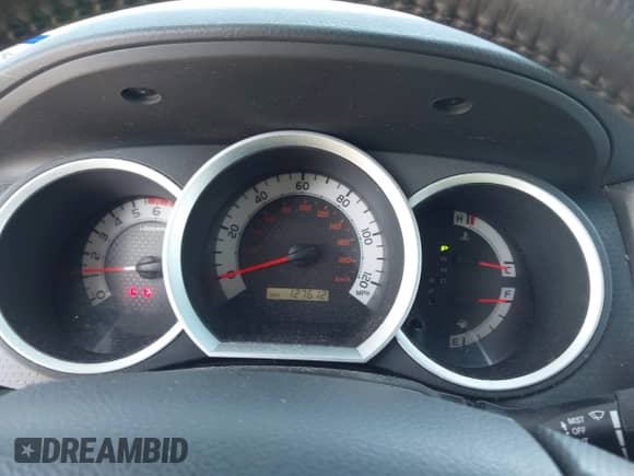 2015 Toyota Tacoma PreRunner z VIN 5TFTX4GN5FX039152, wystawiony jako IAAI lot #42702609 z przebiegiem 127 612 mil mil oraz . Historia ofert i sprzedaży dostępna na DreamBid. Obrazek 7.