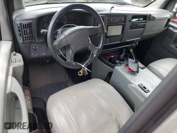 2004 Chevrolet Express Passenger z VIN 1GAHG39U241125628, wystawiony jako Copart lot #74608164 z przebiegiem Nie podano mil oraz Szkoda całkowita • Salvage title. Historia ofert i sprzedaży dostępna na DreamBid. Obrazek 8.