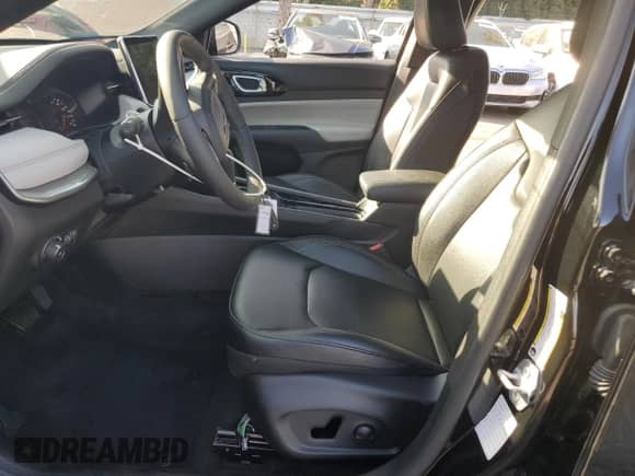 2025 Jeep Compass Limited z VIN 3C4NJDCN7ST577440, wystawiony jako Copart lot #84908165 z przebiegiem 12 289 mil mil oraz Nie do naprawy • Non repairable. Historia ofert i sprzedaży dostępna na DreamBid. Obrazek 7.