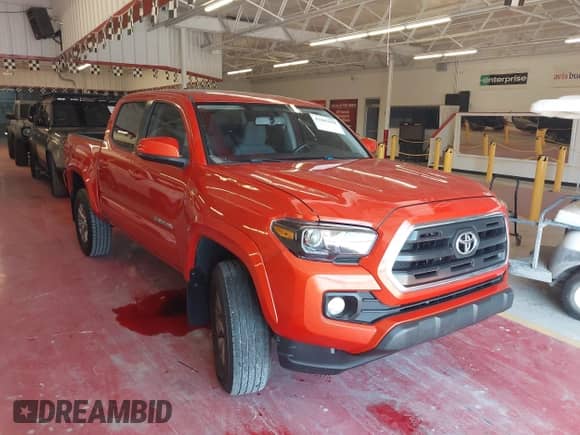 2017 Toyota Tacoma SR5 z VIN 3TMAZ5CN4HM037804, wystawiony jako IAAI lot #43407058 z przebiegiem 119 886 mil mil oraz . Historia ofert i sprzedaży dostępna na DreamBid. Obrazek 1.