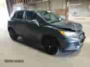 2022 Chevrolet Trax LS z VIN KL7CJNSM5NB516273, wystawiony jako Copart lot #70015475 z przebiegiem 38 463 mil mil oraz Szkoda całkowita • Salvage title. Historia ofert i sprzedaży dostępna na DreamBid. Obrazek 4.