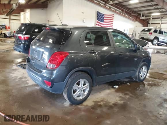 2020 Chevrolet Trax LS z VIN 3GNCJNSB8LL190361, wystawiony jako Copart lot #64988875 z przebiegiem 62 521 mil mil oraz Nie do naprawy • Non repairable. Historia ofert i sprzedaży dostępna na DreamBid. Obrazek 3.