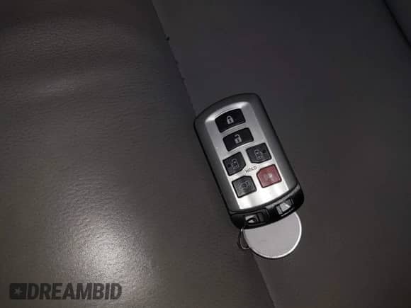 2016 Toyota Sienna XLE z VIN 5TDYK3DC9GS705230, wystawiony jako IAAI lot #42670448 z przebiegiem 62 614 mil mil oraz . Historia ofert i sprzedaży dostępna na DreamBid. Obrazek 11.