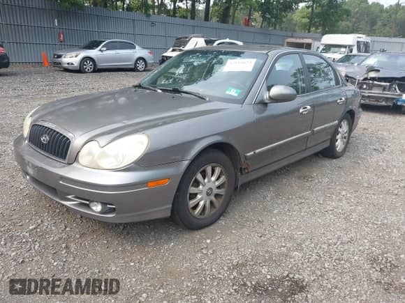 2002 Hyundai Sonata GLS z VIN KMHWF35HX2A675243, wystawiony jako IAAI lot #42914824 z przebiegiem 236 255 mil mil oraz . Historia ofert i sprzedaży dostępna na DreamBid. Obrazek 2.