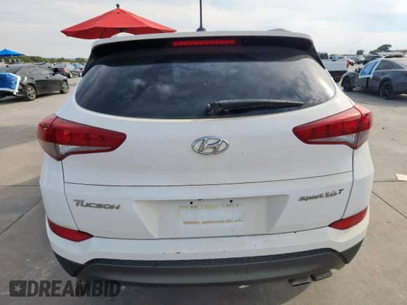2016 Hyundai Tucson Sport z VIN KM8J33A26GU043513, wystawiony jako Copart lot #84582175 z przebiegiem 125 065 mil mil oraz Czysty tytuł • Clean title. Historia ofert i sprzedaży dostępna na DreamBid. Obrazek 6.