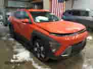 2024 Hyundai Kona SEL z VIN KM8HBCAB3RU136381, wystawiony jako Copart lot #81465344 z przebiegiem 4 200 mil mil oraz Szkoda całkowita • Salvage title. Historia ofert i sprzedaży dostępna na DreamBid. Obrazek 4.