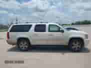 2009 Chevrolet Suburban LTZ z VIN 1GNFK36399R234676, wystawiony jako IAAI lot #42321922 z przebiegiem 419 096 mil mil oraz . Historia ofert i sprzedaży dostępna na DreamBid. Obrazek 13.