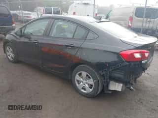 2018 Chevrolet Cruze LS z VIN 1G1BC5SM1J7104818, wystawiony jako IAAI lot #43280118 z przebiegiem 88 202 mil mil oraz . Historia ofert i sprzedaży dostępna na DreamBid. Obrazek 3.