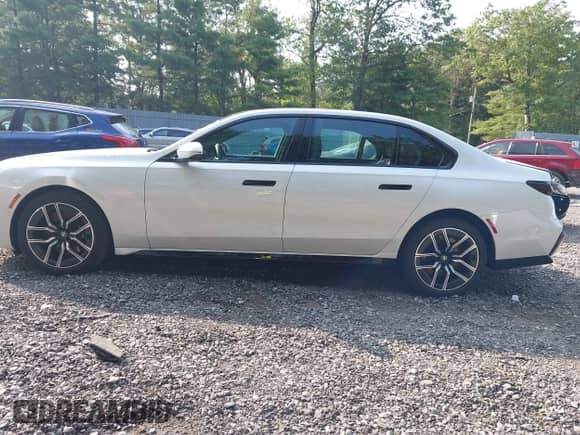 2023 BMW 7 Series 740i z VIN WBA23EH03PCN22614, wystawiony jako IAAI lot #42848399 z przebiegiem 13 542 mil mil oraz . Historia ofert i sprzedaży dostępna na DreamBid. Obrazek 14.