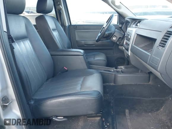 2008 Dodge Dakota Laramie z VIN 1D7HW58N68S633283, wystawiony jako IAAI lot #40745150 z przebiegiem 179 344 mil mil oraz . Historia ofert i sprzedaży dostępna na DreamBid. Obrazek 5.