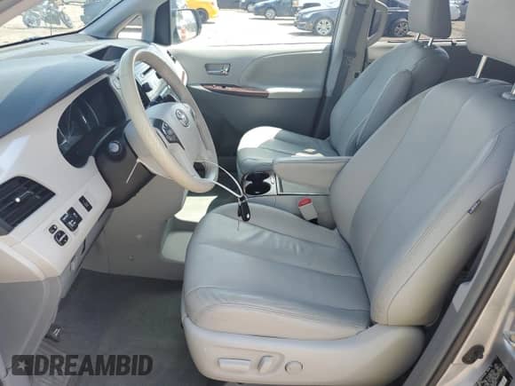 2014 Toyota Sienna Limited z VIN 5TDDK3DC2ES081069, wystawiony jako Copart lot #69018955 z przebiegiem 141 754 mil mil oraz Szkoda całkowita • Salvage title. Historia ofert i sprzedaży dostępna na DreamBid. Obrazek 7.