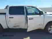 2024 Ram 1500 Big Horn z VIN 1C6RRFFG9RN110878, wystawiony jako IAAI lot #41785180 z przebiegiem 30 266 mil mil oraz . Historia ofert i sprzedaży dostępna na DreamBid. Obrazek 14.