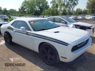 2011 Dodge Challenger R/T z VIN 2B3CJ5DT6BH588482, wystawiony jako IAAI lot #42932072 z przebiegiem 102 703 mil mil oraz . Historia ofert i sprzedaży dostępna na DreamBid. Obrazek 1.