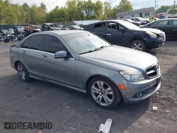 2011 Mercedes-Benz C 300 Sport z VIN WDDGF8BB8BR142823, wystawiony jako IAAI lot #43254470 z przebiegiem 88 458 mil mil oraz . Historia ofert i sprzedaży dostępna na DreamBid. Obrazek 1.