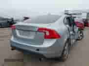 2013 Volvo S60 T5 Premier z VIN YV1612FS8D1212862, wystawiony jako IAAI lot #43112996 z przebiegiem 159 493 mil mil oraz . Historia ofert i sprzedaży dostępna na DreamBid. Obrazek 4.