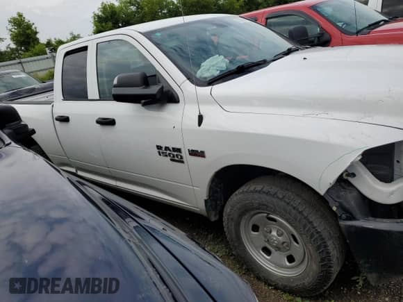 2023 Ram 1500 Tradesman z VIN 1C6RR7FT2PS537210, wystawiony jako Copart lot #56388985 z przebiegiem 62 140 mil mil oraz Czysty tytuł • Clean title. Historia ofert i sprzedaży dostępna na DreamBid. Obrazek 4.