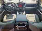 2020 Ram 1500 Big Horn z VIN 1C6SRFFM1LN241625, wystawiony jako Copart lot #80006815 z przebiegiem 92 707 mil mil oraz Czysty tytuł • Clean title. Historia ofert i sprzedaży dostępna na DreamBid. Obrazek 8.