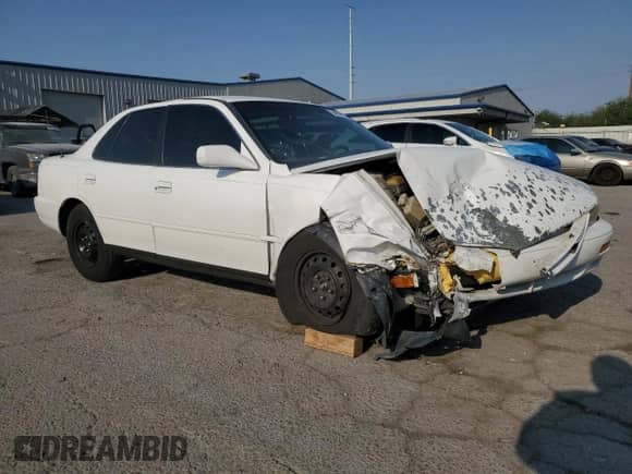 1995 Toyota Camry LE z VIN 4T1SK12E8SU548580, wystawiony jako Copart lot #64808935 z przebiegiem 166 718 mil mil oraz Szkoda całkowita • Salvage title. Historia ofert i sprzedaży dostępna na DreamBid. Obrazek 4.