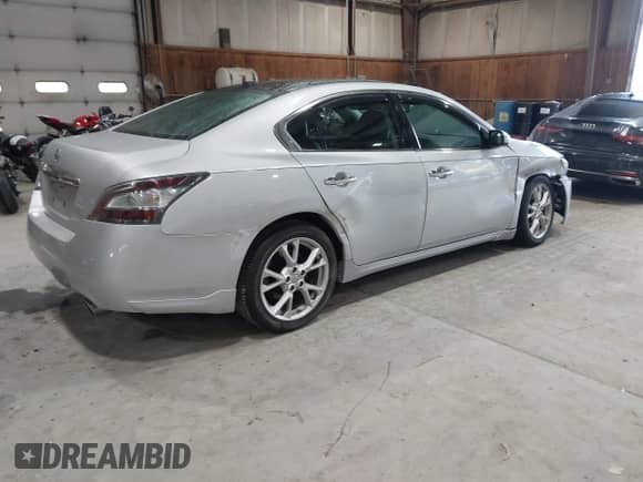 2014 Nissan Maxima SV z VIN 1N4AA5AP9EC447531, wystawiony jako IAAI lot #43320701 z przebiegiem 129 962 mil mil oraz . Historia ofert i sprzedaży dostępna na DreamBid. Obrazek 4.