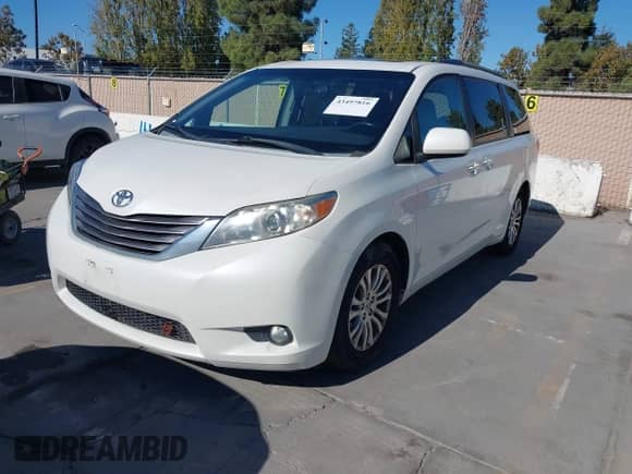 2015 Toyota Sienna XLE with VIN 5TDYK3DC3FS676841, listed as a IAAI auction lot 43497816 with 181,180 mi miles and . Bid and sale history available at DreamBid. Image 17.